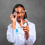 Alicia wo muri “Alicia and Germaine” ari mu mashimwe yo kwambara itaburiye yera y'abaganga