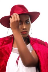 Oda Paccy yifashishije abaramyi Aline Gahongayire na Serge Iyamuremye mu ndirimbo Ndagushima