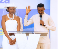 Umuranyi Apophia Posh wamamaye mu ndirimbo "Akira" yarushinze n'umukunzi we Valens