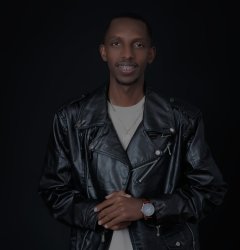 Yves Rwagasore utwaye busabo ibendera rya Gospel muri Diaspora yomoye abakomeretse mu ndirimbo "Elohim"