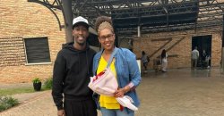 Pastor Jackie Mugabo uba mu Bwongereza yasesekaye i Kigali ari kumwe n'umwana we wamize piano