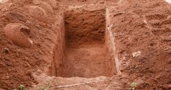 Intandaro ni amakimbirane! Umugabo yasenye inzu yabagamo ahacukura imva yo kwihamba ari muzima