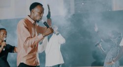 Nyuma y'igitaramo yakoreye i Michigan, Gad Houston yahaye ubuki abakunzi be mu ndirimbo "Umusenyi" - VIDEO