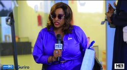 Aline Gahongayire yahaye impano Murindahabi Irene wa MIE uherutse kubura umubyeyi we