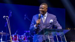 Afurika Haguruka: Apotre Dr. Paul Gitwaza yatumiye abantu bose mu giterane nyuma yo gutangaza amatariki