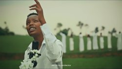 Umwana ukiri muto Ian Vanga yongeye gutungurana ashyira hanze amashusho y'indirimbo yise Jah