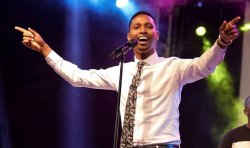 Yacuranzwe isaha! Israel Mbonyi yagizwe umuhanzi wo guhangwa amaso ku Isi na Televiziyo y'igihangange