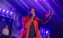 Nice Ndatabaye witegura igitaramo muri Amerika yahaye impano abakunzi b'umuziki wa Gospel