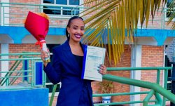 Joyeuse w'umuramyi Dr. Josue yahaye Imana icyubahiro nyuma yo kurangiza icyiciro cya kabiri cya Kaminuza