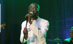 Mugabe Assiel ugarukanye imbaraga yasohoye indirimbo "Mu Mahema" yashibutse ku burwayi bw'umugore we-VIDEO