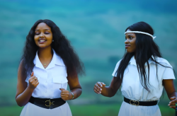 Kubera ubutumwa buri mu ndirimbo “Tobora” ya Penzi na Siana, igisohoka yasamiwe hejuru