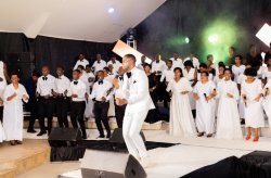 Elayo Choir na Siloam Choir zahuje imbaraga mu gushyira abizera mu mwuka wo gushima Imana