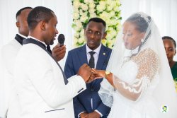 Imana irabikoze! Assoumpta wa RBA yasezeranye imbere y'Imana na Caleb (AMAFOTO)