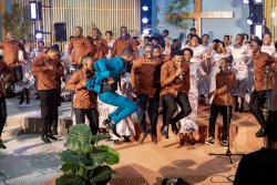 Ubu ndi umwana w'Imana: Benshi bugururiwe amarembo mu ndirimbo "Uwari ikivume" ya Horeb Choir