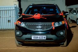 Pasiteri ushumbye itorero rya Nazarene riherereye i Remera yahawe imodoka nshya n'abayoboke be