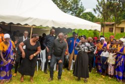 Umuhanzikazi Mukakanani Carine ufite ubumuga yahuriye na Sauti Hewani Ministries ku ruhimbi