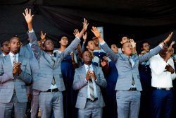 Korali Jehovah Jireh yanditse amateka ku butaka bwa Huye, ifata ikirere abadayimoni barahunga-PHOTOS