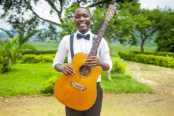 Nana wirebera mu ndorerwamo ya Alexis Dusabe yagarukanye imbaraga n'amavuta mu ndirimbo "Ntahemuka"