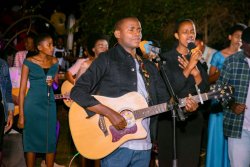 Methode ukunzwe mu ndirimbo "Urankunda" azanye inshya yise "Yesu ndi uwawe" - VIDEO 