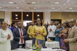 Madamu Jeannette Kagame, Ange Kagame na Bertrand Ndengeyingoma bifatanyije n'urubyiruko mu gusengera igihugu 