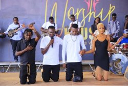 Umukoro kuri Antoine, Mignonne, Masasu na Gitwaza? Bugembe yakiriye Chameleone basengera igitaramo cye na Manchester United