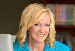 "Kigumane kugeza Imana ikinze imiryango" - Isomo ryatanzwe na Karen Kingsbury umwanditsi ukomeye muri Amerika 