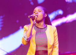 Abantu bibukijwe aho gukura intsinzi n'ukwizera: Ibintu bitangaje ku ndirimbo "Irabikoze" ya Emeline Penzi