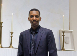 Nasabaga Imana ngo inkozeho ikiganza! Mu isengesho, Yves Rwagasore yasohoye indirimbo "UNIGUSE"