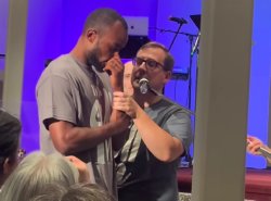 Usengimana Danny yabatijwe mu mazi menshi ahamya Yesu Kristo yuzuye Umwuka Wera 