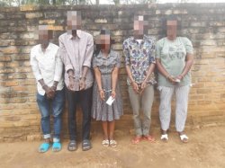 Muhanga: Polisi yafashe abantu 5 bakurikiranyweho kwambura abaturage babizeza ubuvuzi n'imfashanyo