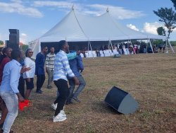 Abarenga ijana bakiriye agakiza mu giterane cyahuriyemo Apotre Serukiza, Bishop Rutunda na Theo Bosebabireba