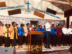 Korali Horeb yafashe bugwate imitima mu ndirimbo nziza "TUZAHURIRAYO", Special Week iba ubuki-VIDEO