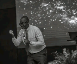 Pastor Dr. Ian Tumusiime yibukije abantu agaciro ko gushima Imana 