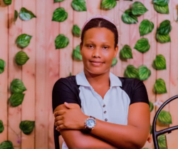 Ange Nicole uri kubyinira ku rukoma nyuma yo kuzuza 1M kuri “Mwami Wakomeretse” yashyize hanze ‘Isezerano'