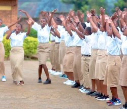 Amateka ya Korali Nshobozamwami ya G.S Trinity y'abanyeshuri b'abahanga cyane bo guhangwa amaso-VIDEO