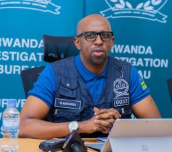 Ni ukujya turamya tukanasenga Imana ukuboko kumwe kuzamuye icyubahiro cyayo ukundi gufashe ikofi yacu?