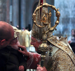 Kuki Abepisikopi bambara kuriya? Ibisobanuro by'imyambaro yabo n'icyo isobanura muri Kiliziya Gatolika