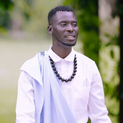 Augustin Bella yasohoye amashusho y'indirimbo ye nshya “Utetse Ijabiro”, yakorewe i Bwami mu Rukari