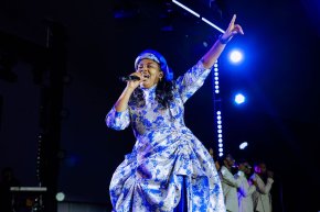 Jesca Mucyowera yakoze igitaramo cy'amateka akurirwa ingofero n'ibyamamare atungurwa n'abana be