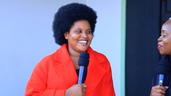 Mama Pasiteri Uwanyana Asia yatanze impanuro ku bana basubiye ku ishuri anabaha ibikoresho