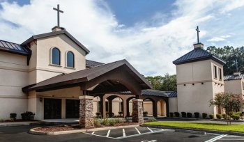 Ntibikagutere ipfunwe: Menya ibyiza bitatu byo gusengera mu Itorero rikiri rishya