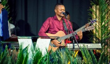 Nyuma yo guhagarika umuziki akajya kunaguza inganzo, Patrick Nishimwe agarukanye imvumba yuzuye amazi afutse