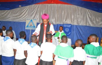 Musenyeri Ngendahayo Emmanuel yasabye abakristo kwirinda amakimbirane anabashishikariza kwizigama muri EjoHeza