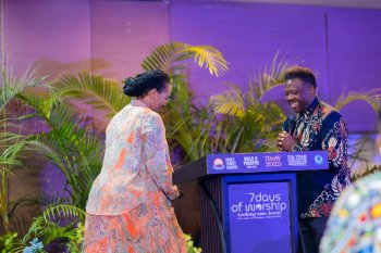 Bishop Benjamin Dube yageneye Apôtre Mignonne impano yihariye anavuga ko kuramya bitagenewe gusa Abakristo