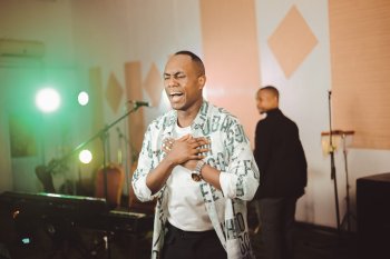 Fiston Iradukunda yasohoye indirimbo "Bafite Byose" ivuga ko kumenya Imana biruta ibindi byose