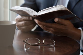 Birababaje kubona abantu benshi twagiye dusenga Imana tuyubaha, ariko yaduha ubushobozi tukibagirwa ndetse tukarengwa