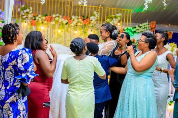 Furaha Berthe yahesheje umugisha urugo rwa Tuyizere na Divine mu ndirimbo "Ruratsinze"