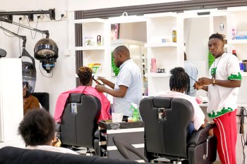 Hehe n'umuco wo kogosha abarambije abarambiwe bagiye: Himbaza Imana wiyogoshesha muri Best Style Salon