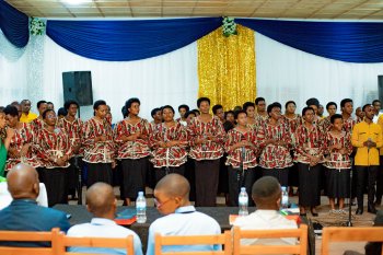 Mbere y'amasaha make Korali lriba igataramira i Murico, yashyize hanze indirimbo bise "Mbega lmana"