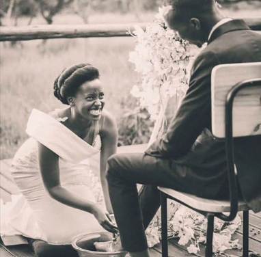 Umwaka ushize gute? Natasha wa Ambassadors of Christ avuga ku mugabo we yogeje ibirenge 